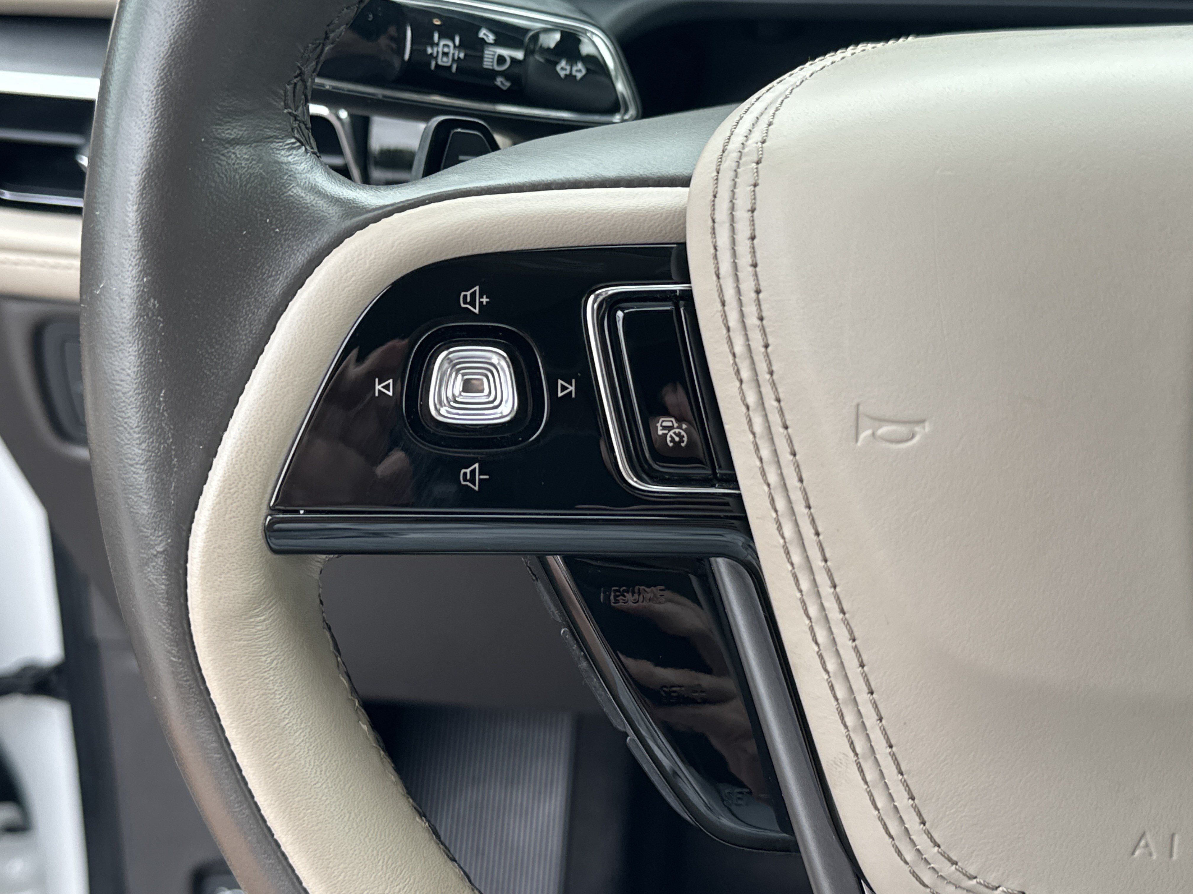 Used 2023 White Metallic Lincoln Reserve image 29