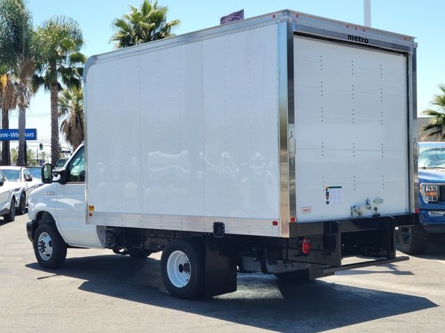 New 2026 Oxford White Ford E-350 SRW image 2