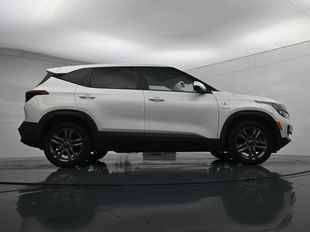 Used 2022 White Kia LX image 35