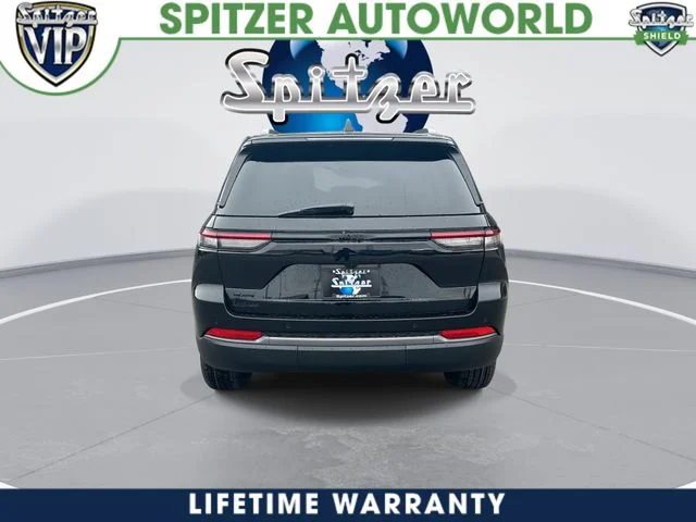 New 2026 Diamond Black Crystal Pearl-Coat Exterior Paint Jeep Laredo Altitude image 8