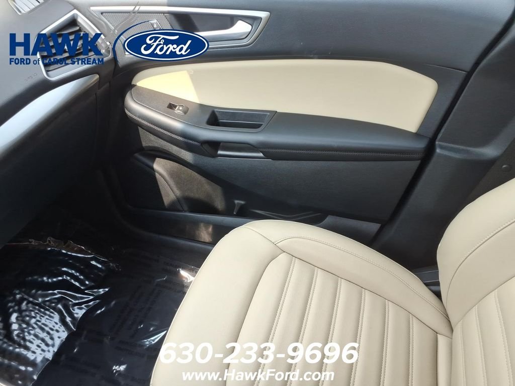 Used 2023 Red Ford SEL image 28