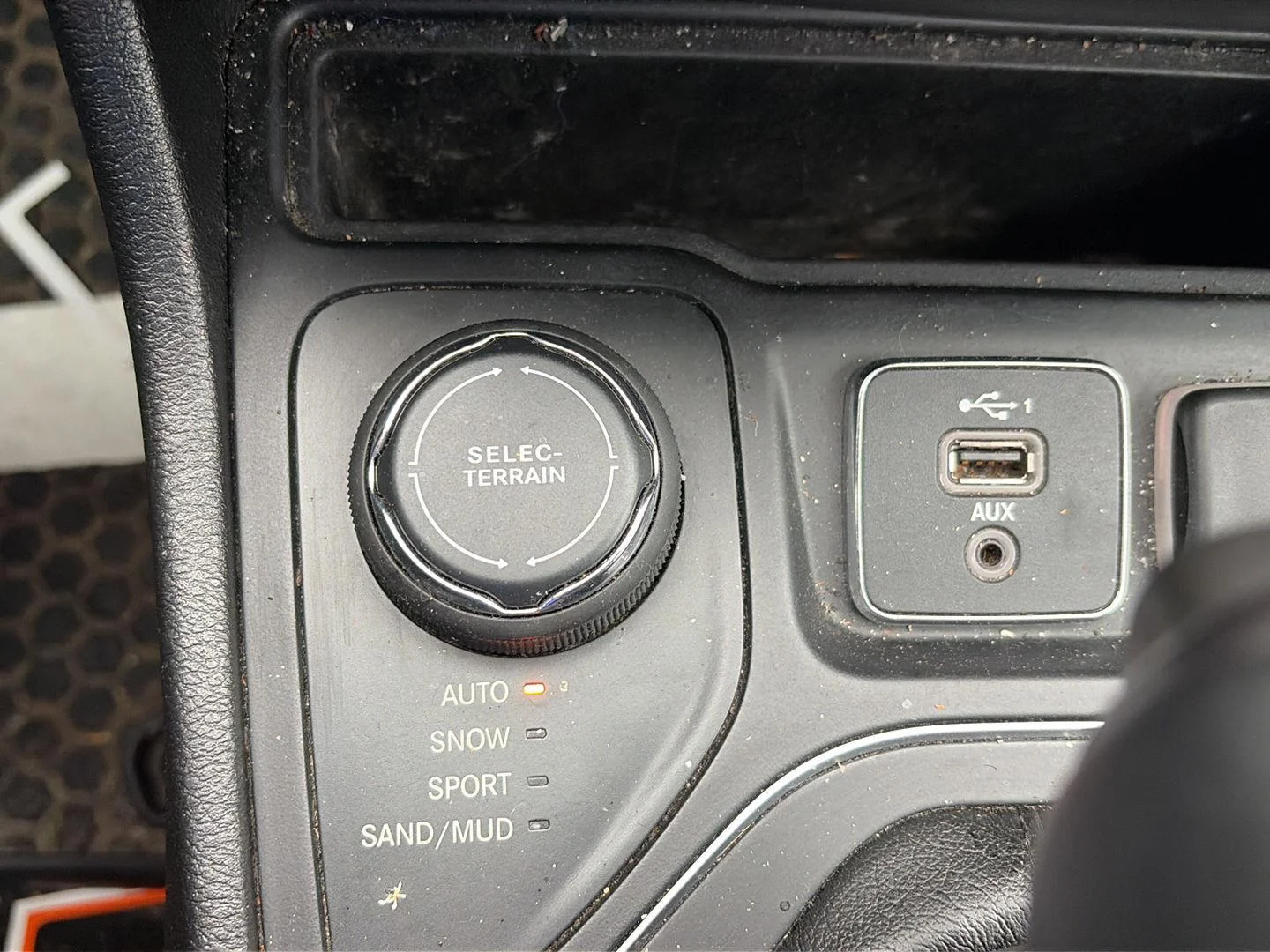 Used 2019 Granite Crystal Metallic Clearcoat Jeep Latitude Plus image 14