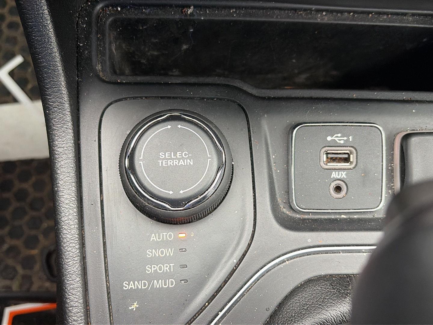 Used 2019 Granite Crystal Metallic Clearcoat Jeep Latitude Plus image 14