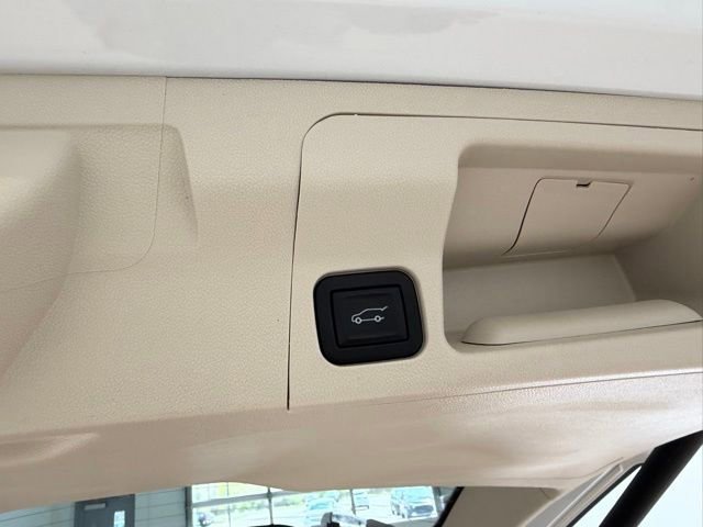 Used 2023 White Frost Tricoat GMC Denali image 9