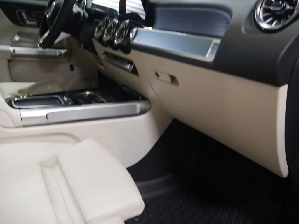 New 2026 Polar White Mercedes-Benz GLB 250 image 31