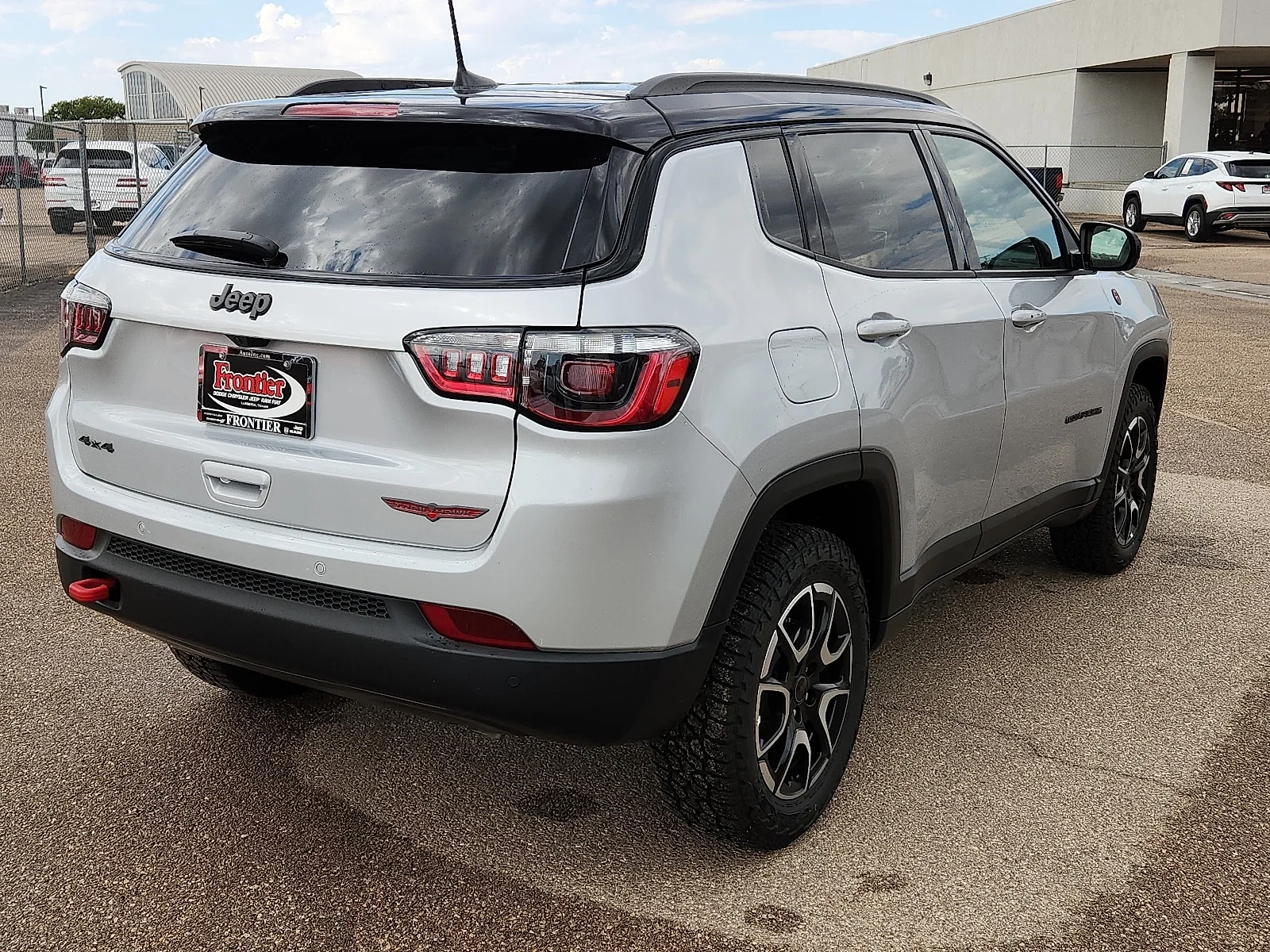 New 2026 Silver Zynith Metallic Clear-Coat  Paint Jeep TRAILHAWK 4X4 image 4
