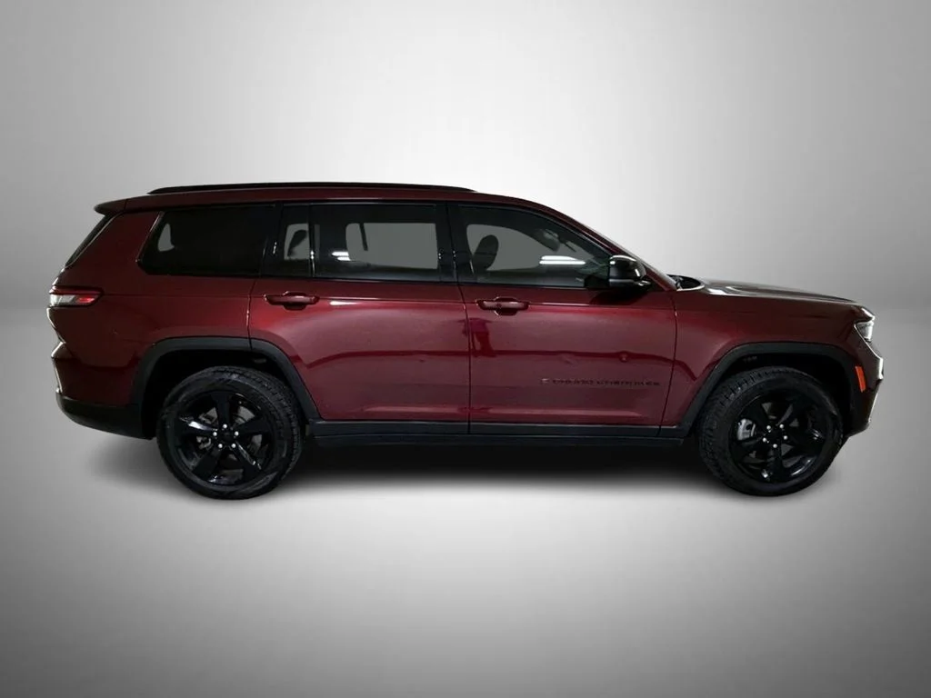 Used 2022 Red Jeep Limited image 4