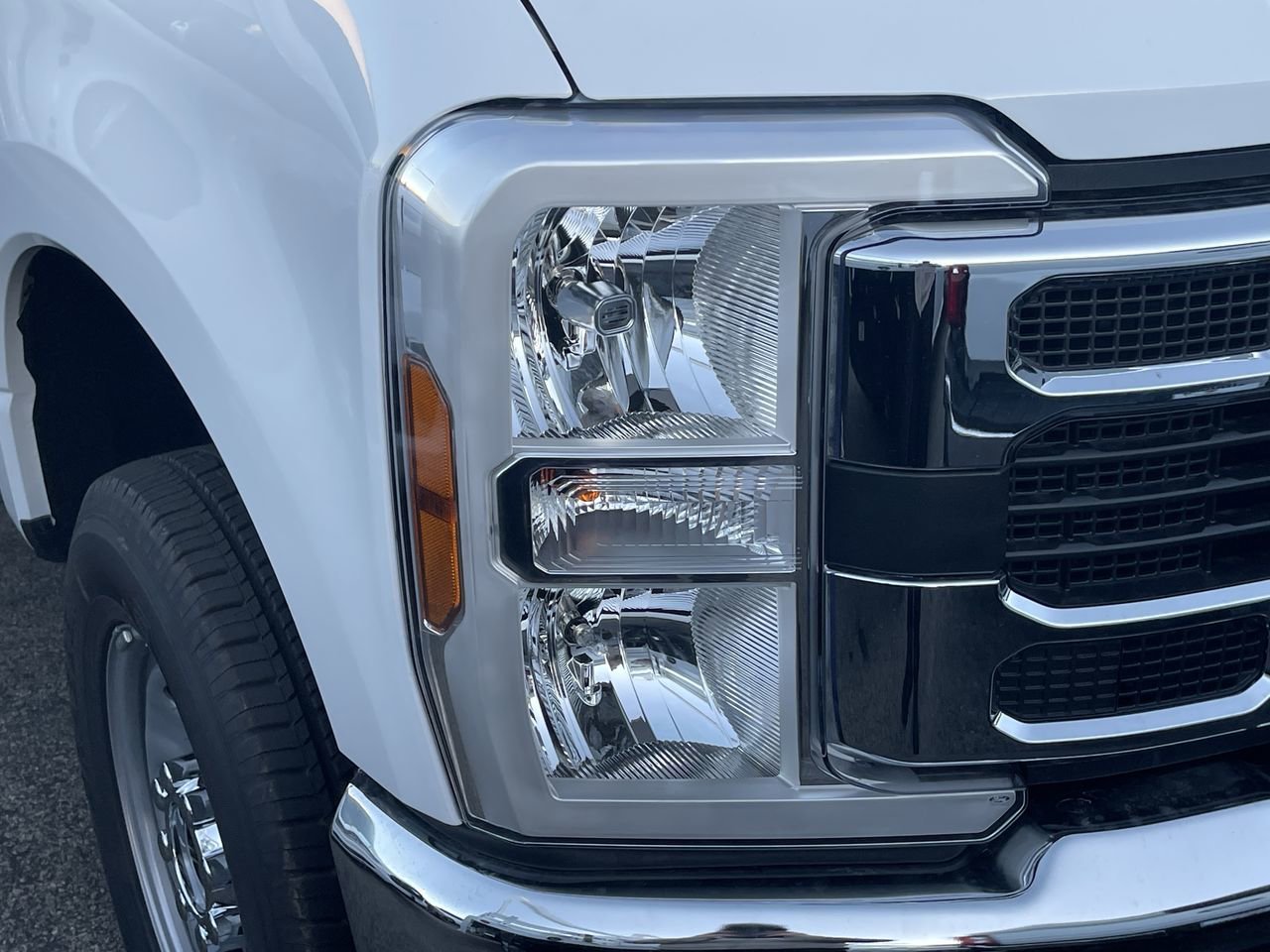 New 2026 Oxford White Ford XL image 7
