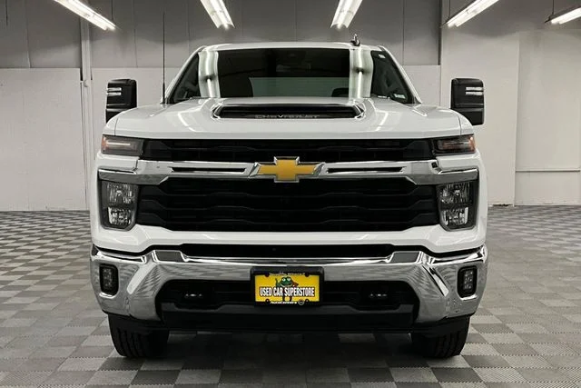 Used 2025 Summit White Chevrolet LT image 4