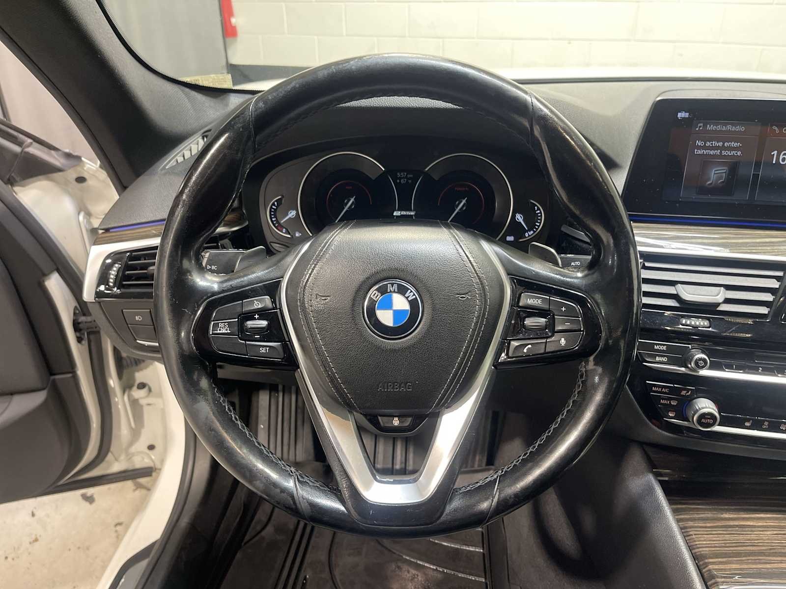 Used 2018 White BMW 530e xDrive iPerformance image 15