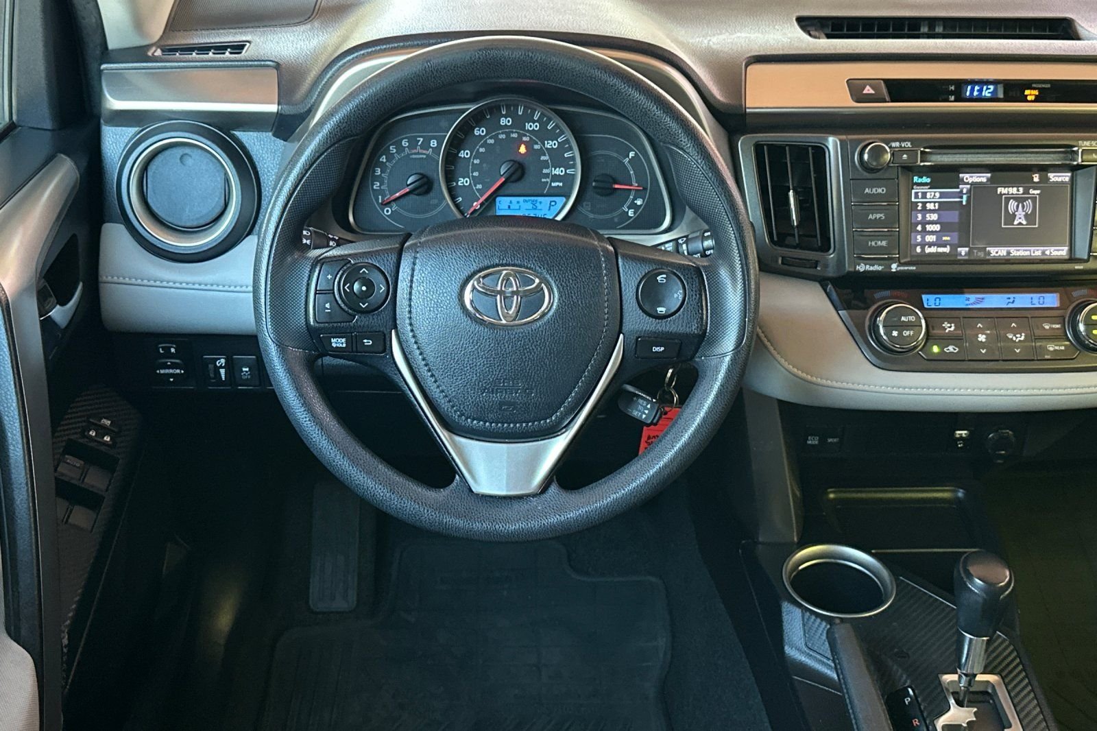 Used 2015 White Toyota XLE image 18