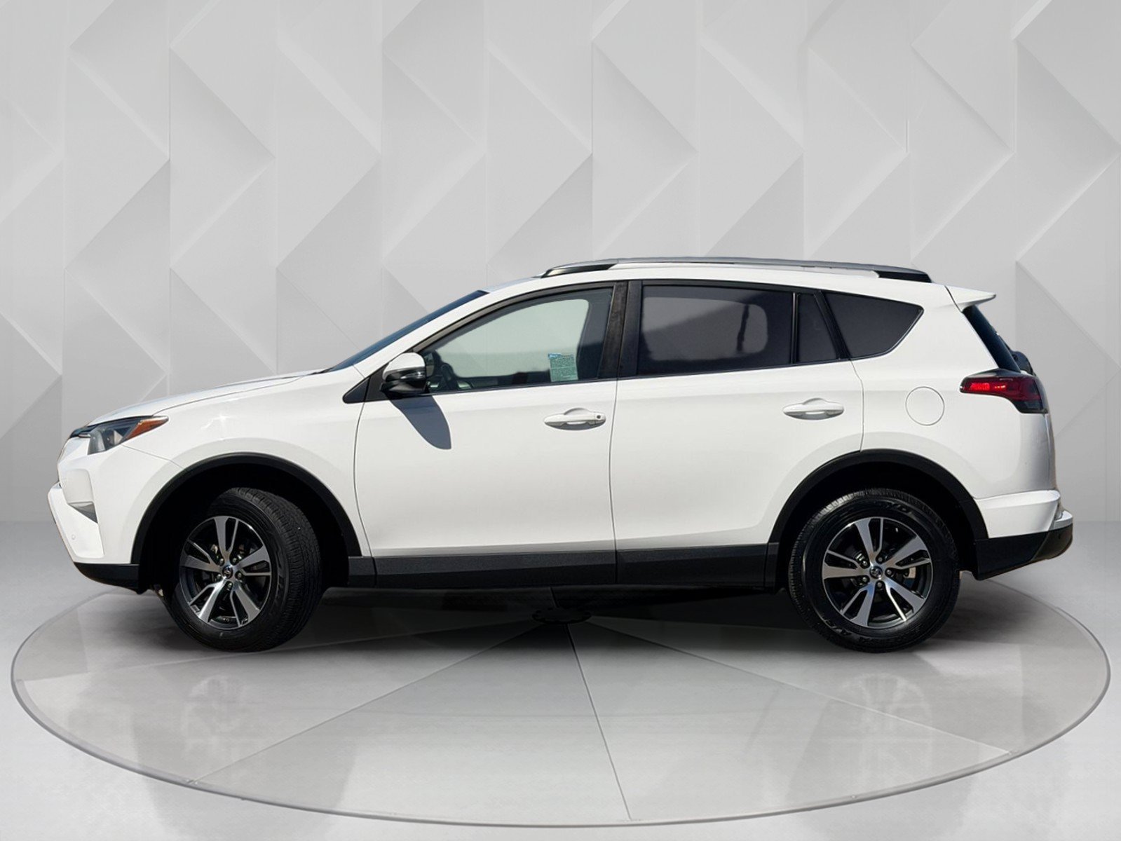 Used 2017 Super White Toyota XLE image 2