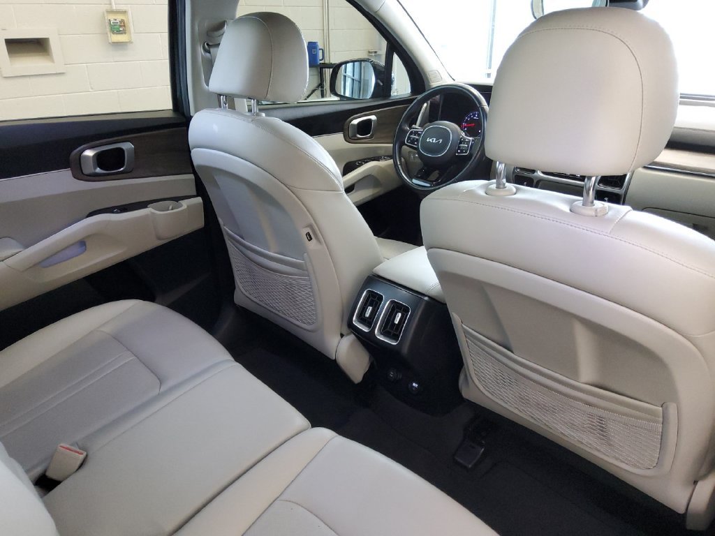 Used 2022 Green Kia S image 17