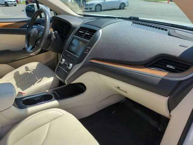 Used 2015 White Lincoln Base image 35