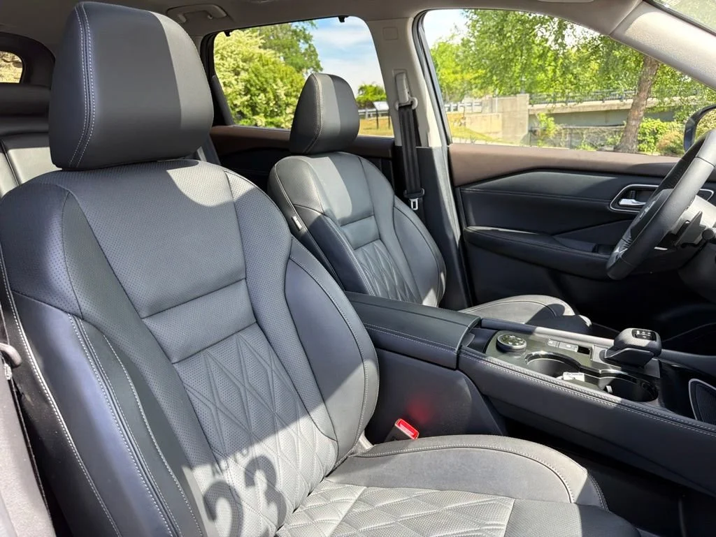 Used 2023 Black Nissan Platinum image 13