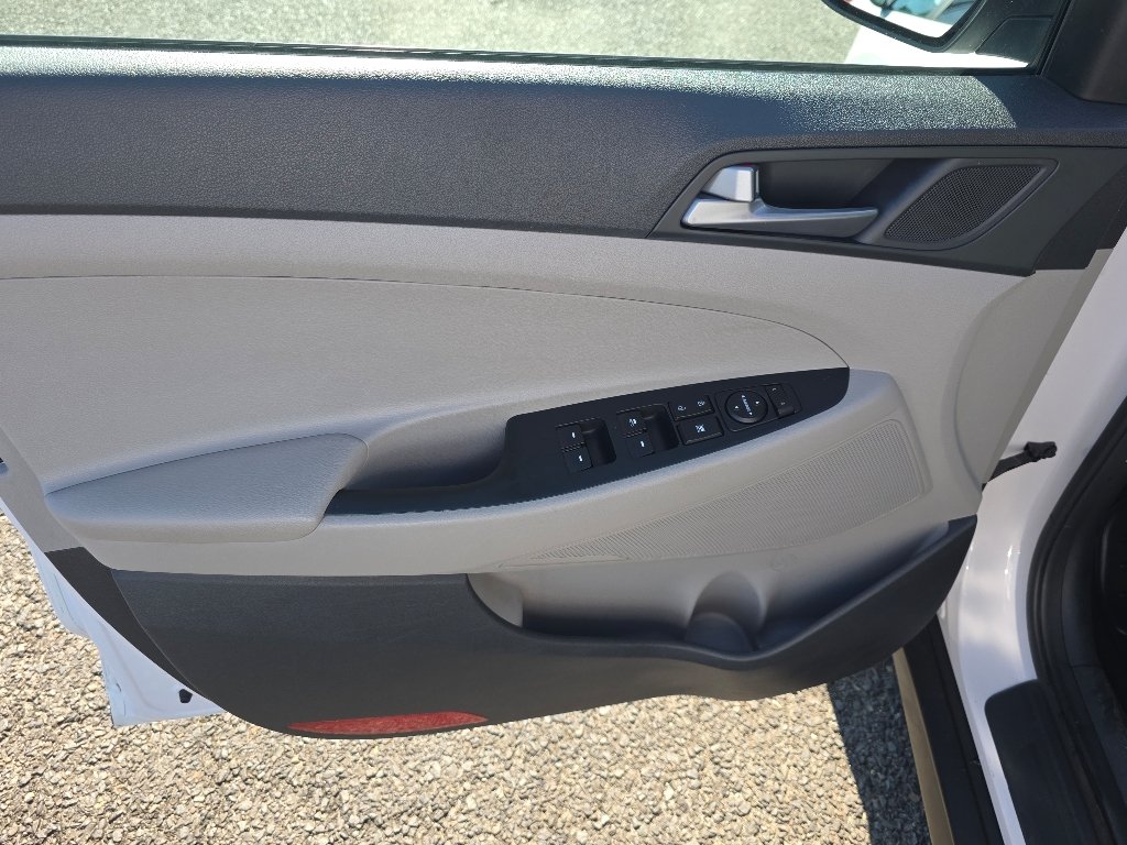Used 2016 Dazzling White Hyundai SE image 31