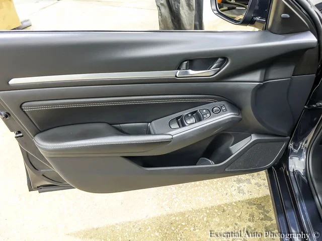 Used 2019 Blue Nissan 2.5 SV image 19
