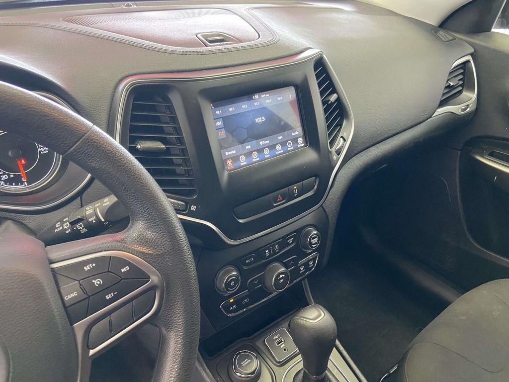 Used 2021 Red Jeep Latitude image 21