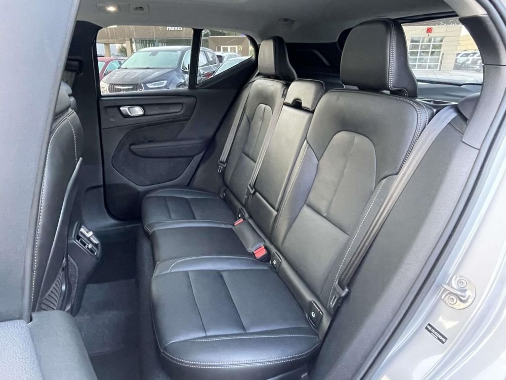 Used 2025 Vapour Grey Metallic Volvo Core Bright Theme image 3