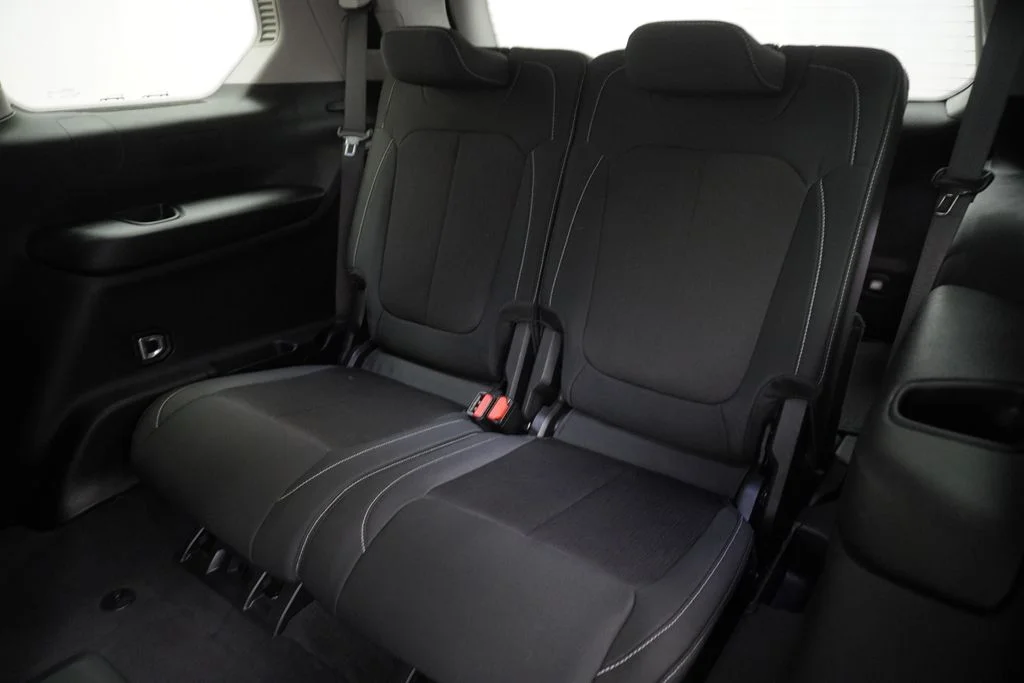 Used 2023 White/off-white Jeep Laredo image 21