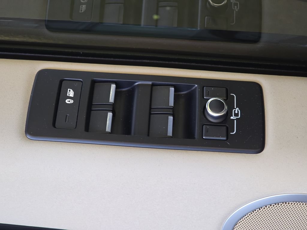 Used 2018 Black Land Rover SE image 31