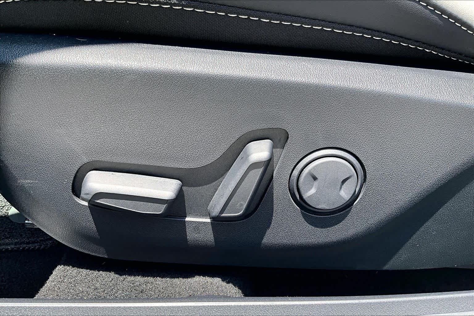 Used 2025 Snow White Pearl Kia GT-Line image 33
