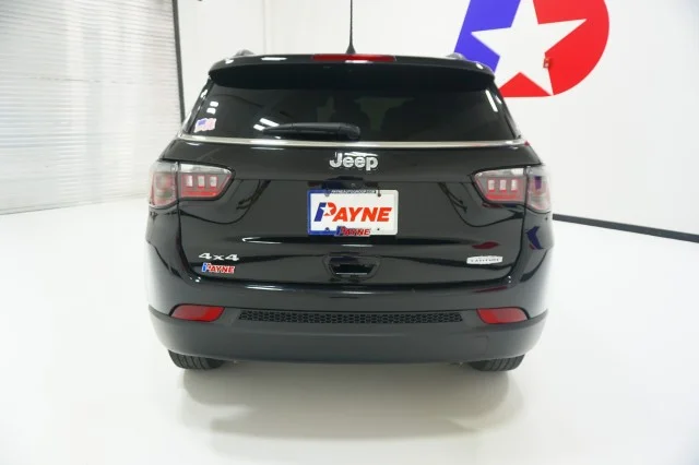 Used 2025 Diamond Black Crystal Pearlcoat Jeep Latitude image 8