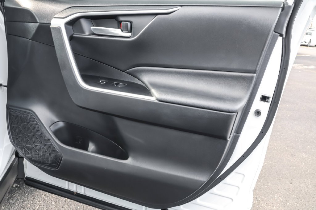 Used 2020 White Toyota XLE image 40