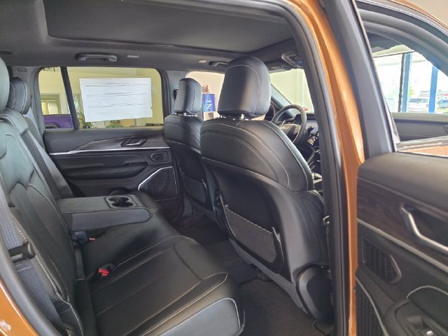 New 2026 Copper Shino Metallic Clear-Coat Exterior Paint Jeep Limited Reserve image 13