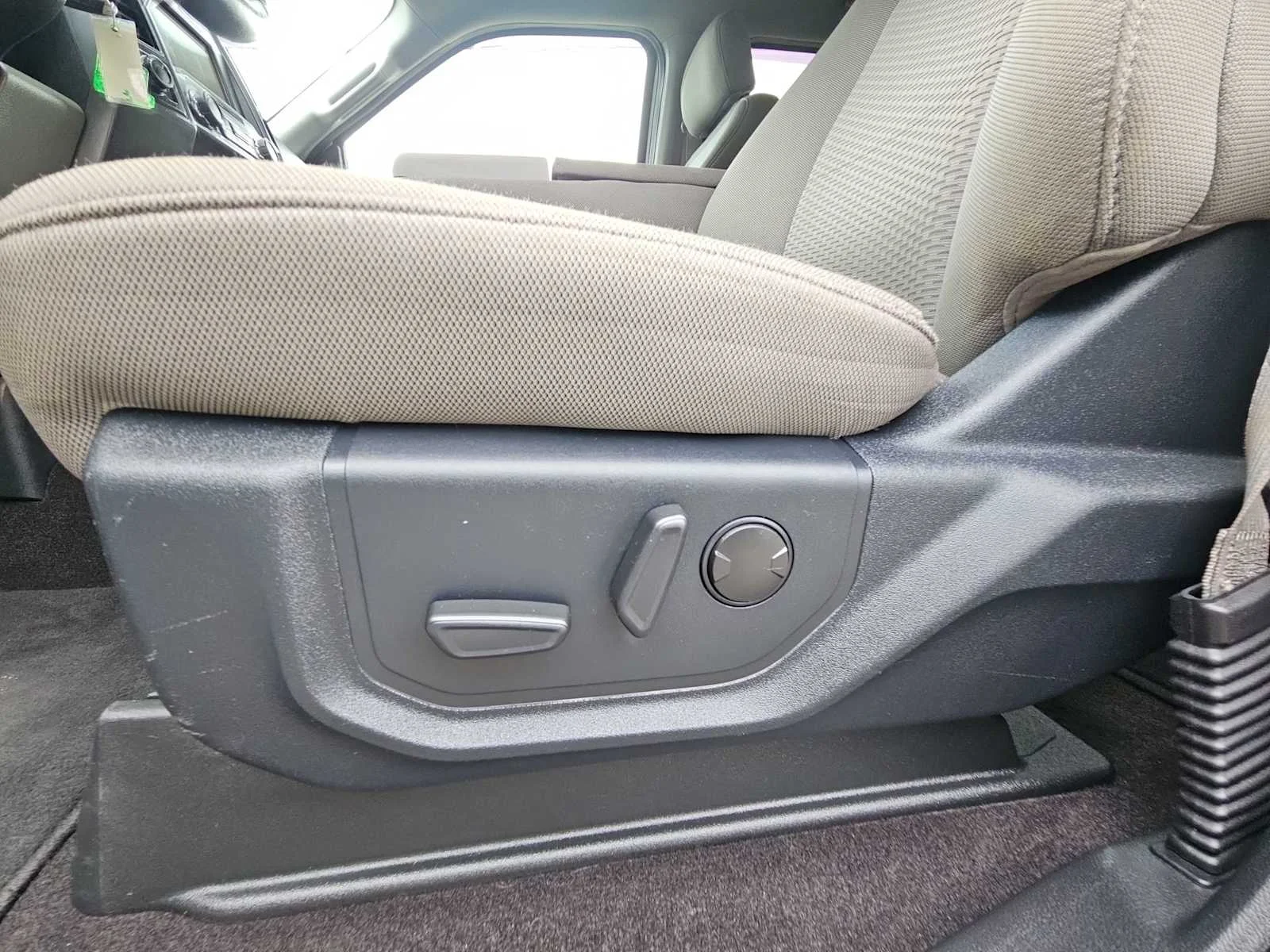 Used 2020 Oxford White/Magnetic Ford XLT image 13