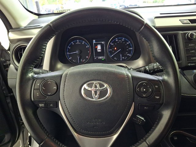 Used 2018 Silver Toyota XLE image 26