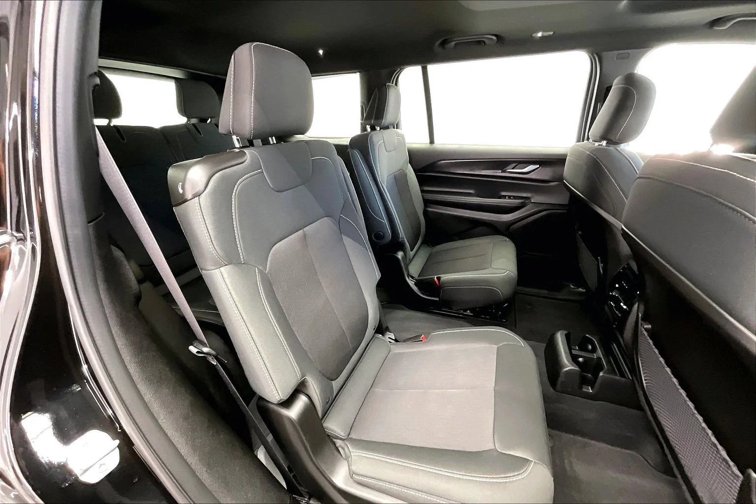Used 2025 Diamond Black Crystal Pearlcoat Jeep Laredo image 18