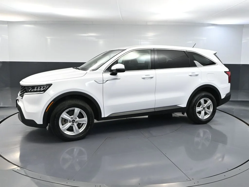 2023 Kia Sorento LX - Photo 9