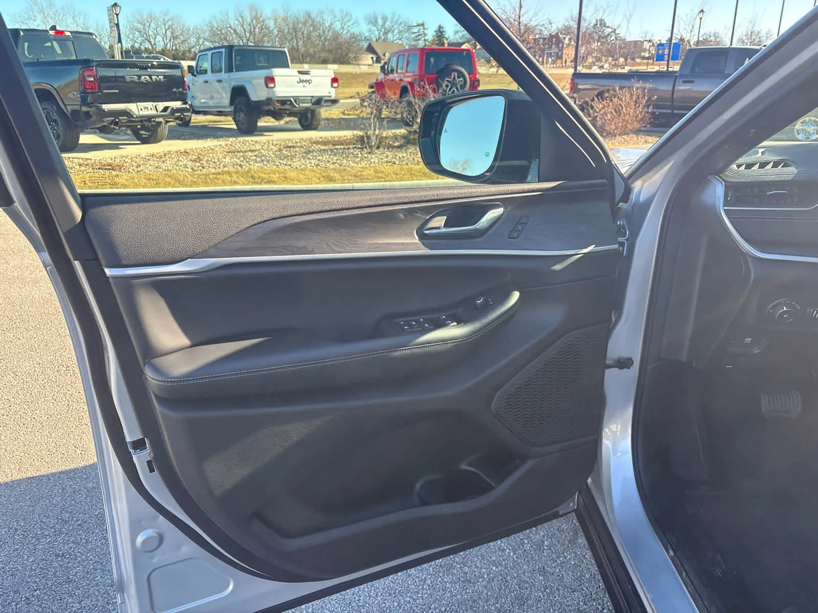 New 2025 Silver Zynith Exterior Paint Jeep Limited image 18