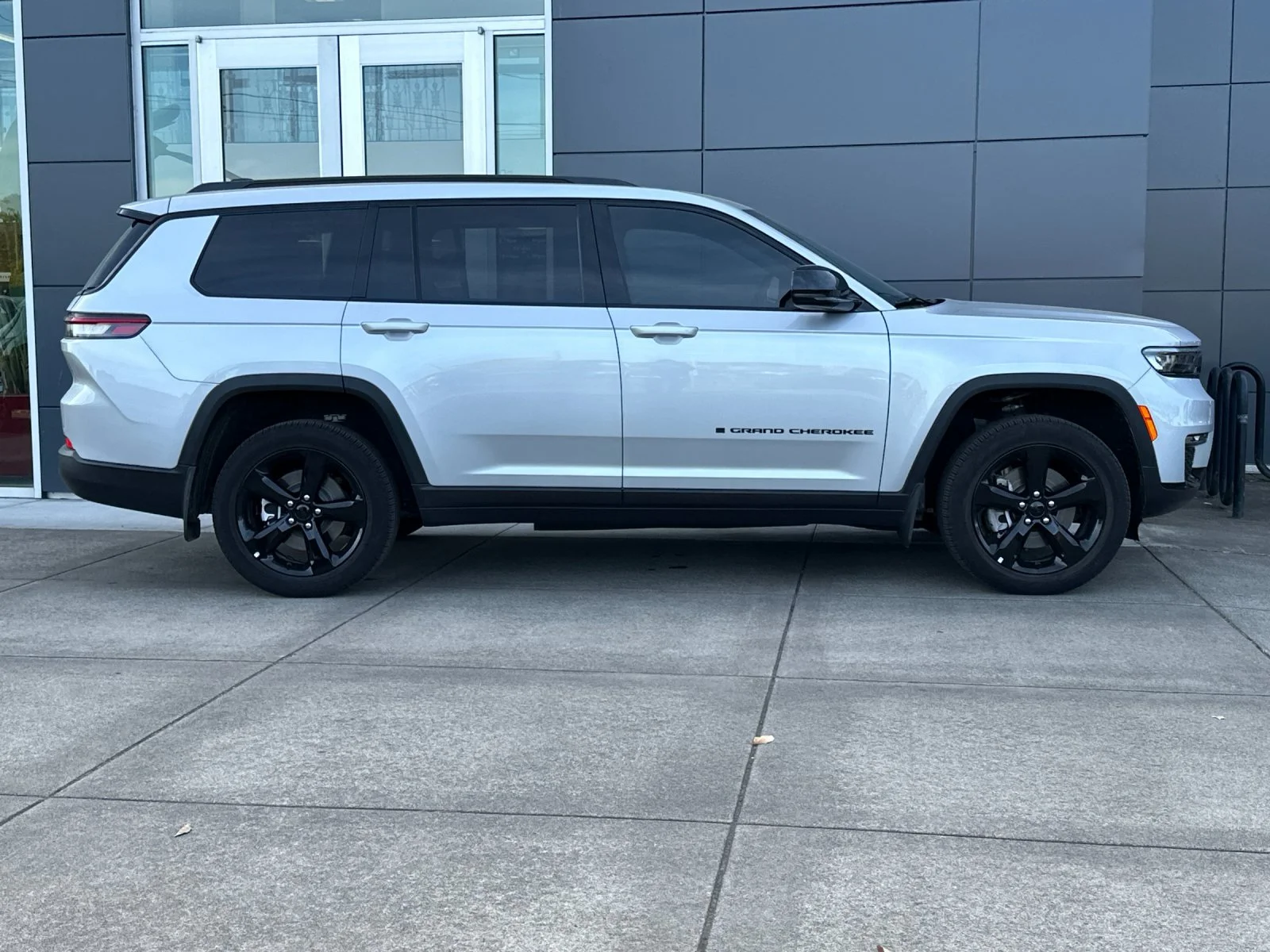 Used 2025 Silver Zynith Jeep Limited image 3