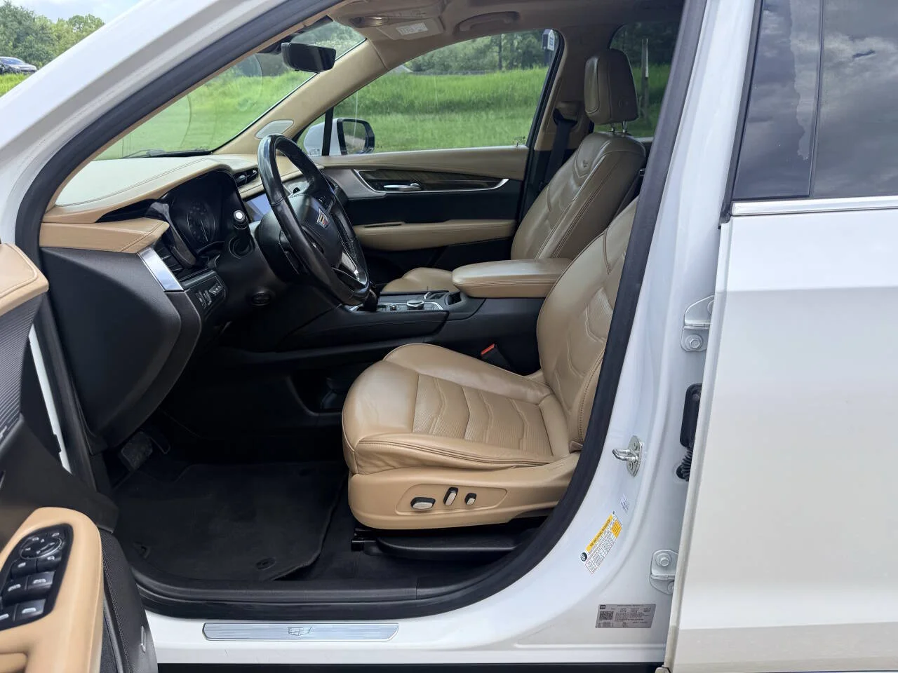 Used 2021 White Cadillac Premium Luxury 4x4 4dr SUV image 11