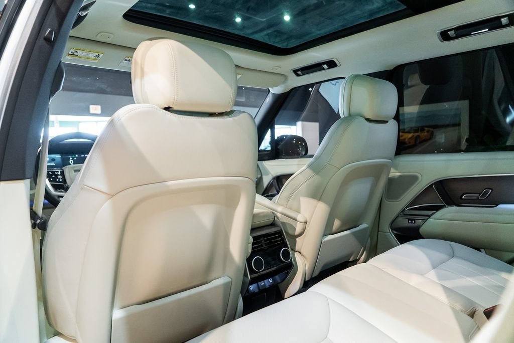 Used 2025 Fuji White Land Rover SE image 33