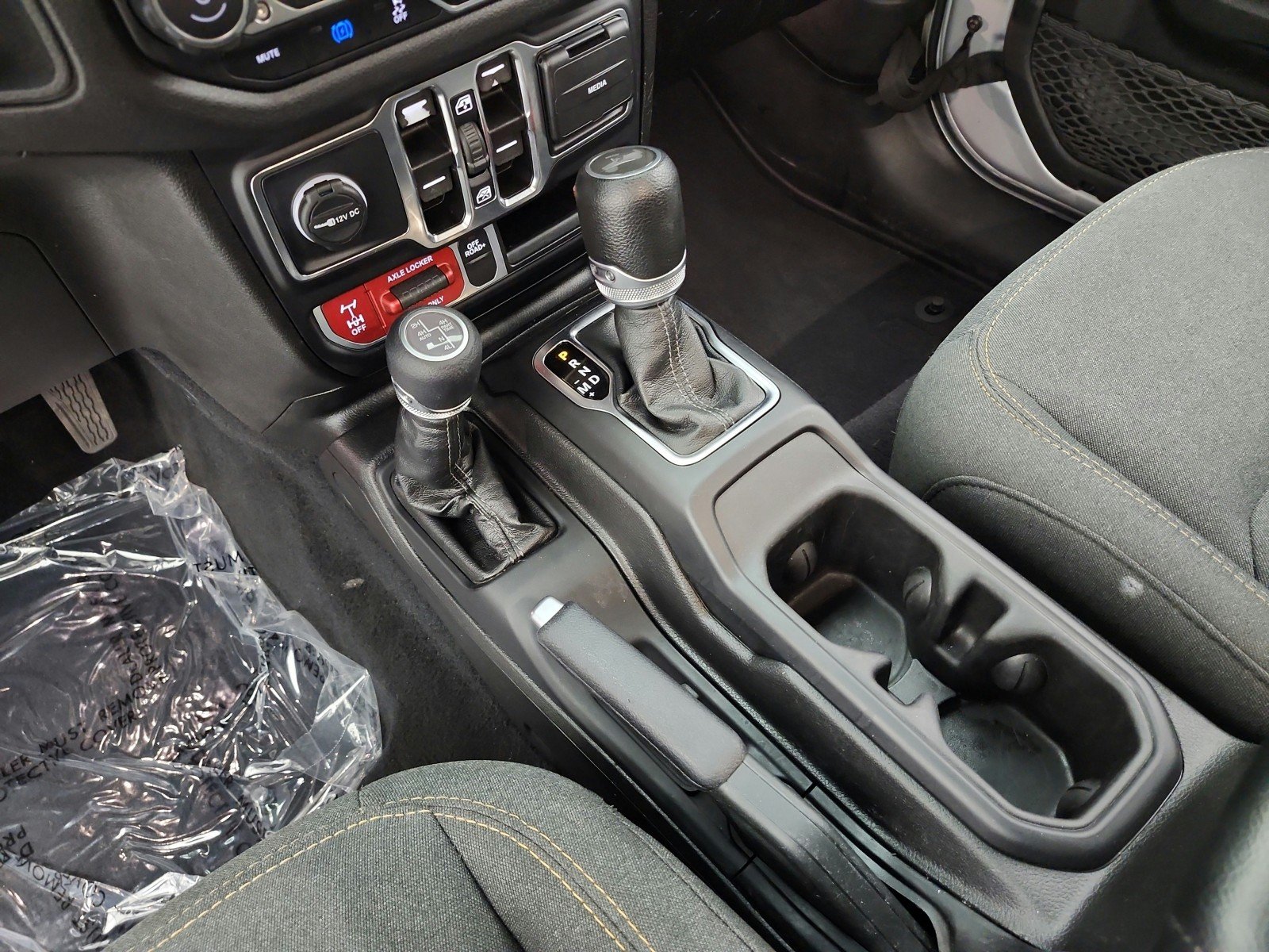 Used 2024 Silver Zynith Clearcoat Jeep Sport S image 11