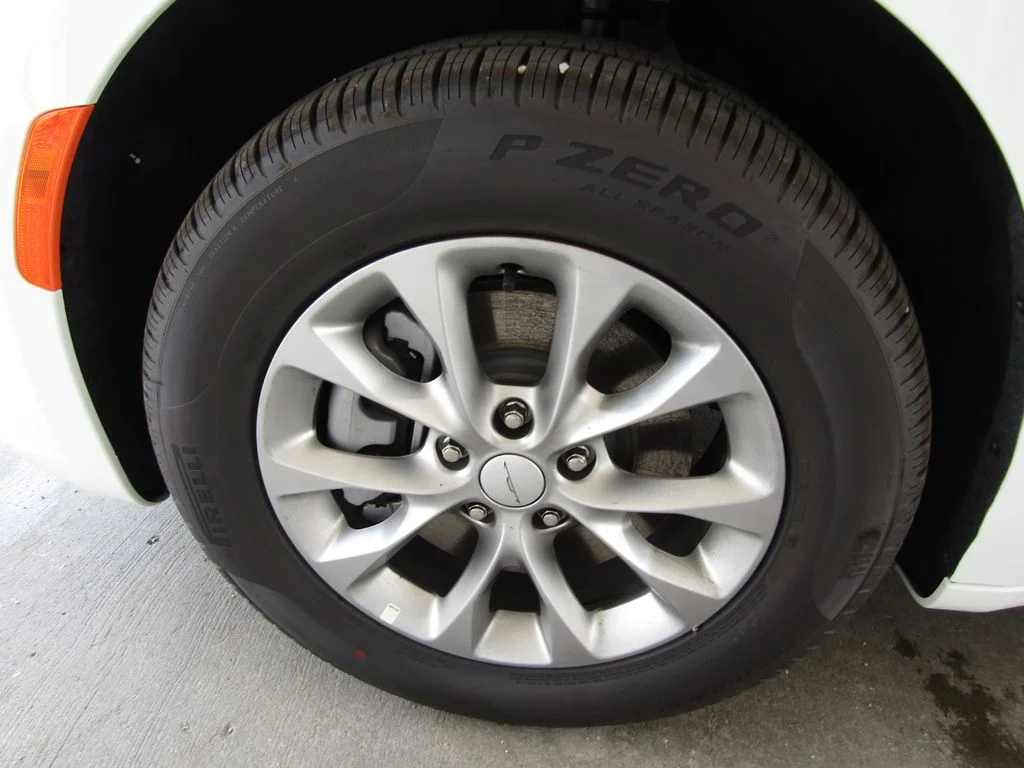 New 2027 Bright White Clear-Coat Exterior Paint Chrysler Select image 30