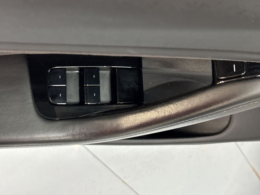 Used 2018  Tesla Long Range image 16