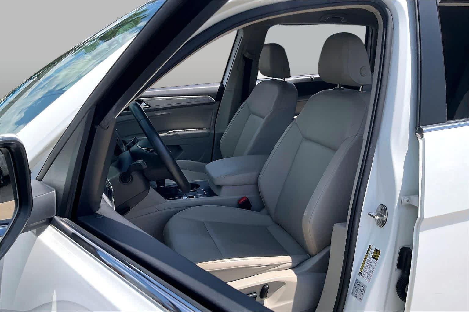 Used 2019 Pure White Volkswagen 3.6L V6 SE image 8