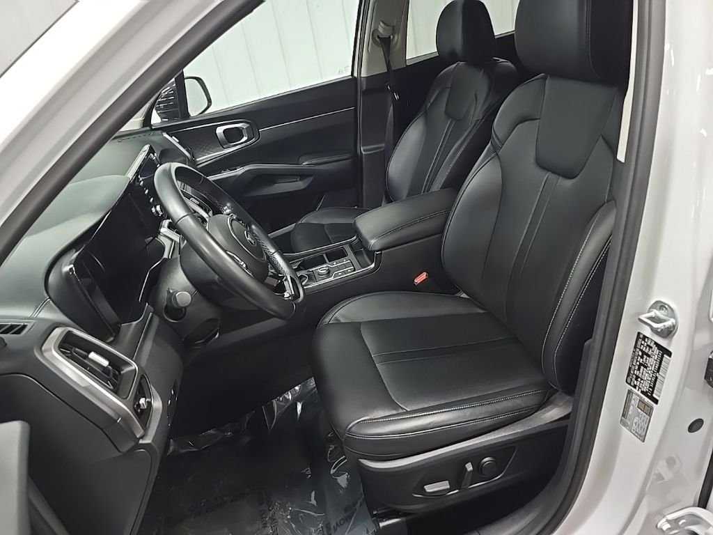 Used 2021 White Kia S image 29