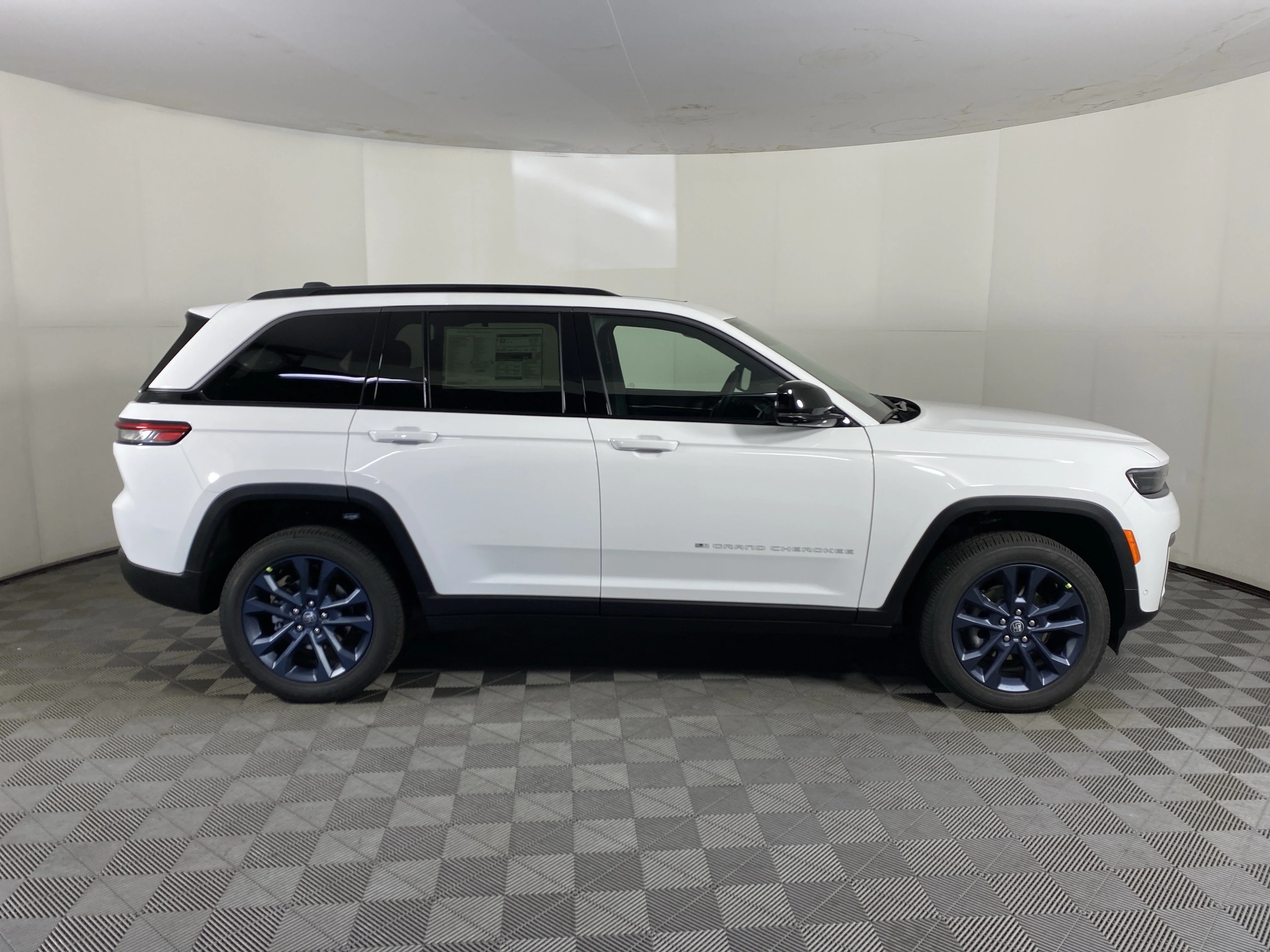 New 2026 Bright White Clear-Coat Exterior Paint Jeep  image 7