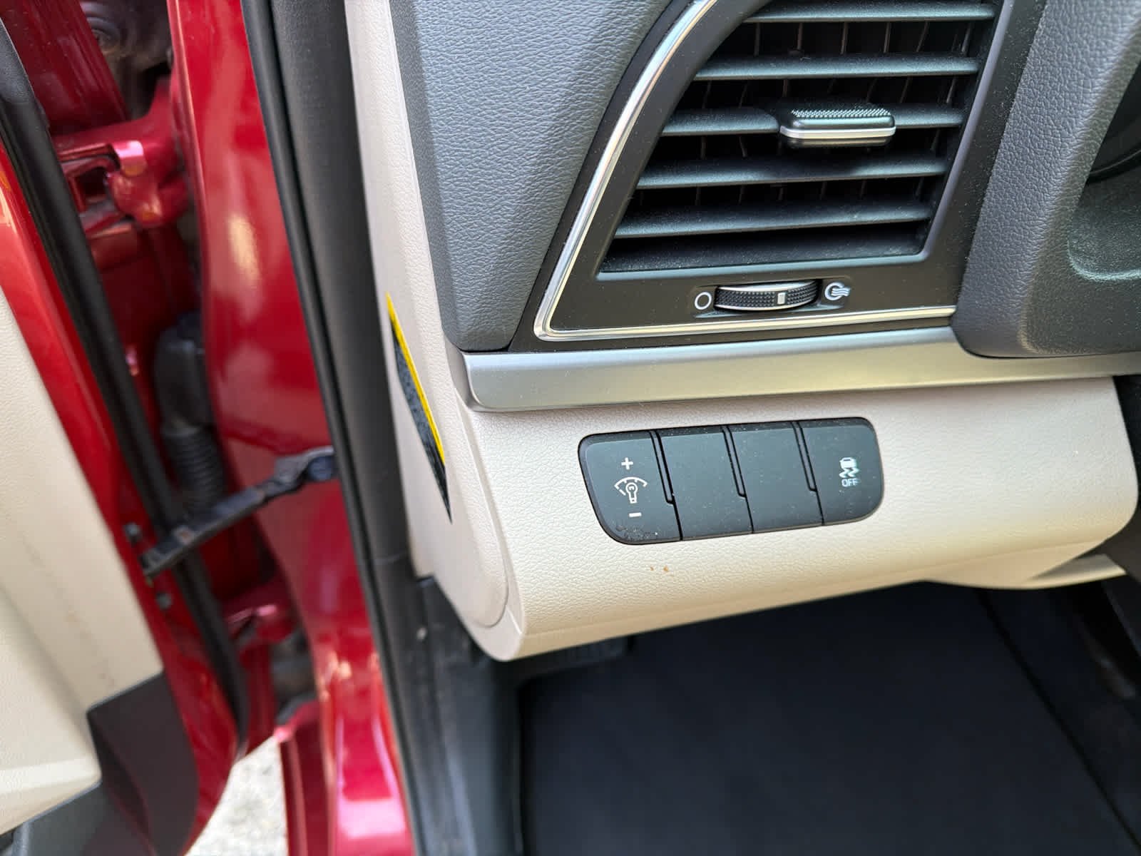 Used 2018 Scarlet Red Hyundai SE image 7
