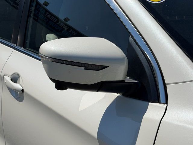 Used 2022 White Nissan SL image 34