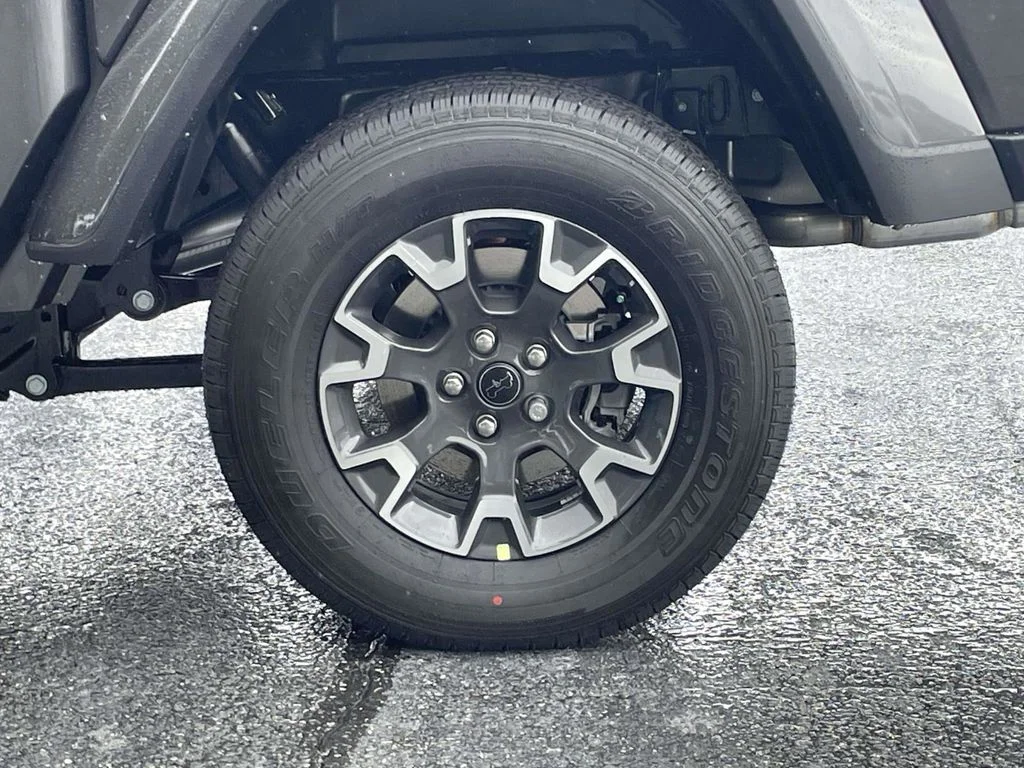 New 2026 Granite Crystal Metallic Clearcoat Jeep Sahara image 12