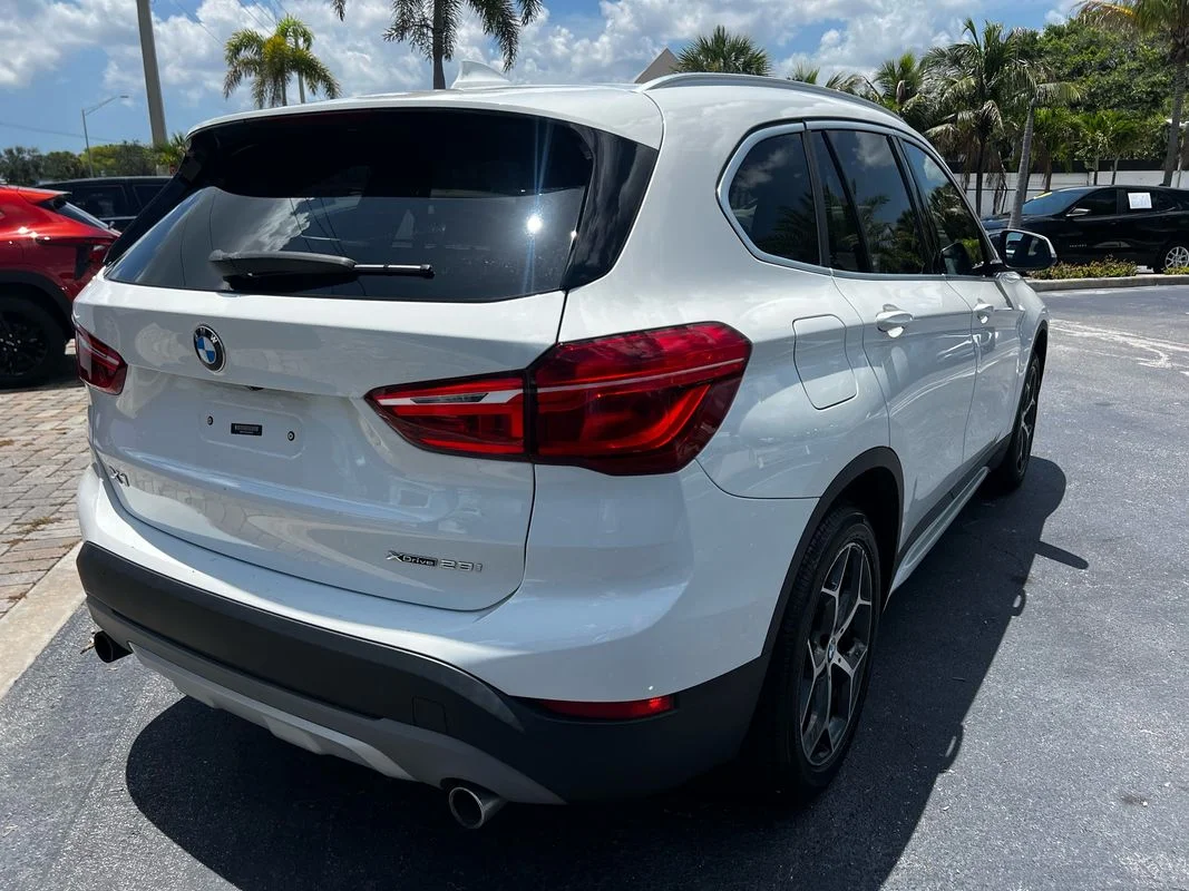 Used 2018  BMW xDrive28i image 7