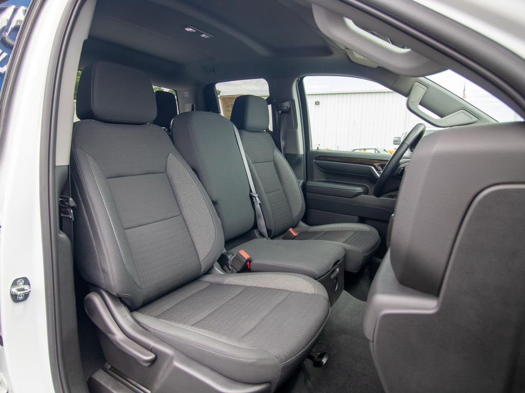 Used 2024 White GMC Elevation image 20