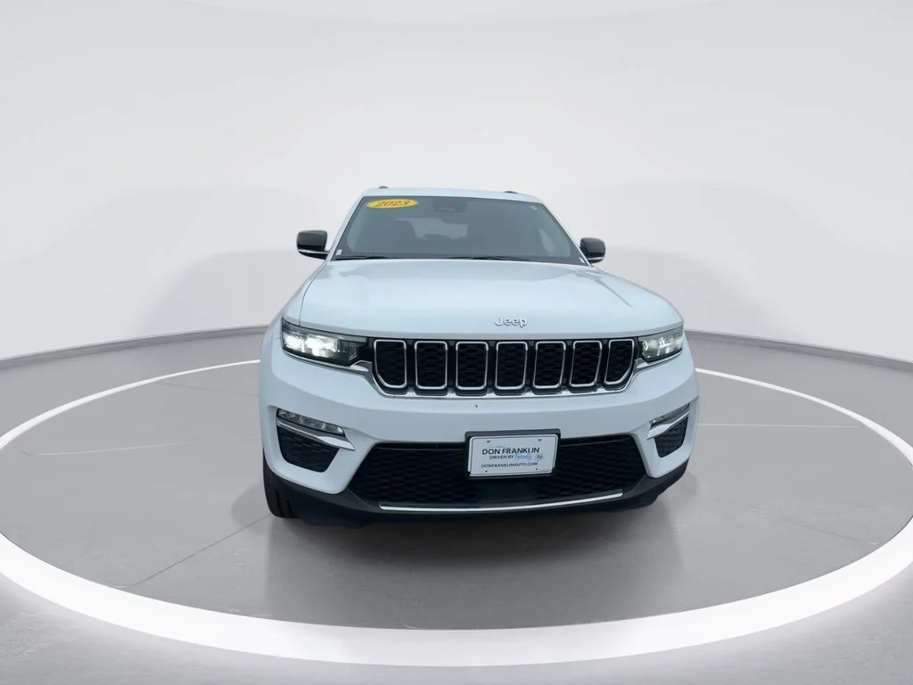 Used 2023 White/off-white Jeep Limited image 3