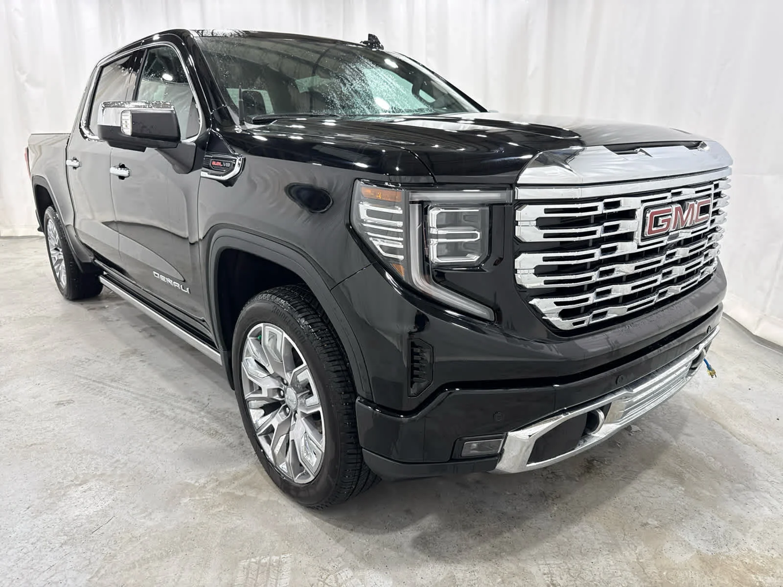 Used 2025 Onyx Black GMC Denali image 7